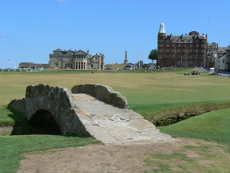 Tiger Woods wins his 10th major championship title (The Open 2005) at the Old Course, St Andrews (Scotland)